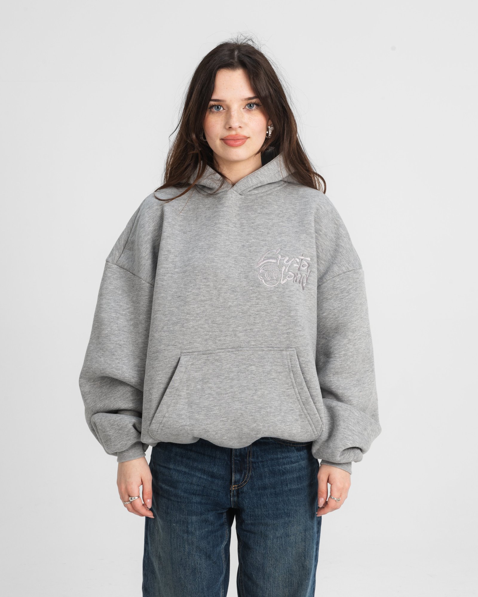 CrystalandStudioEdytorial-37_5c2fb45d-4392-430b-8a47-539e667e33e6 CRYSTALAND BASIC GREY HOODIE - obrazek 1