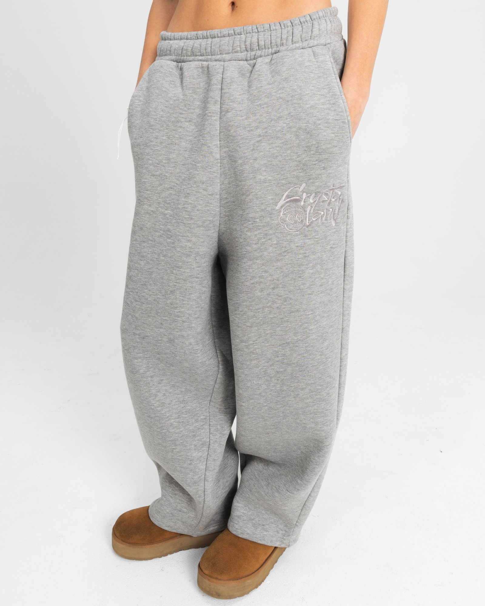 CrystalandStudioEdytorial-40_172e9ac2-04d0-4314-bd26-8e78697c1749 CRYSTALAND GREY SWEATPANTS - obrazek 1