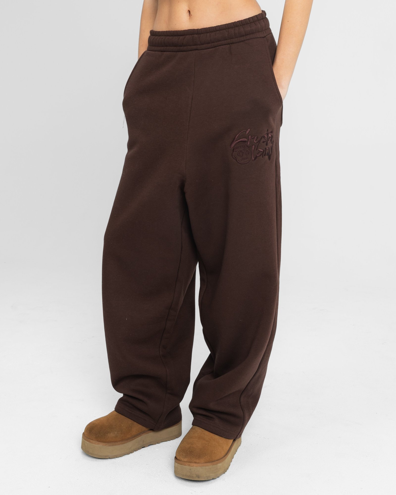 Crystaland_Studio_Edytorial_-31_d7da3191-2aa1-406e-bb0d-8ffdb5e755fa CRYSTALAND DARK CHOCOLATE SWEATPANTS - obrazek 1