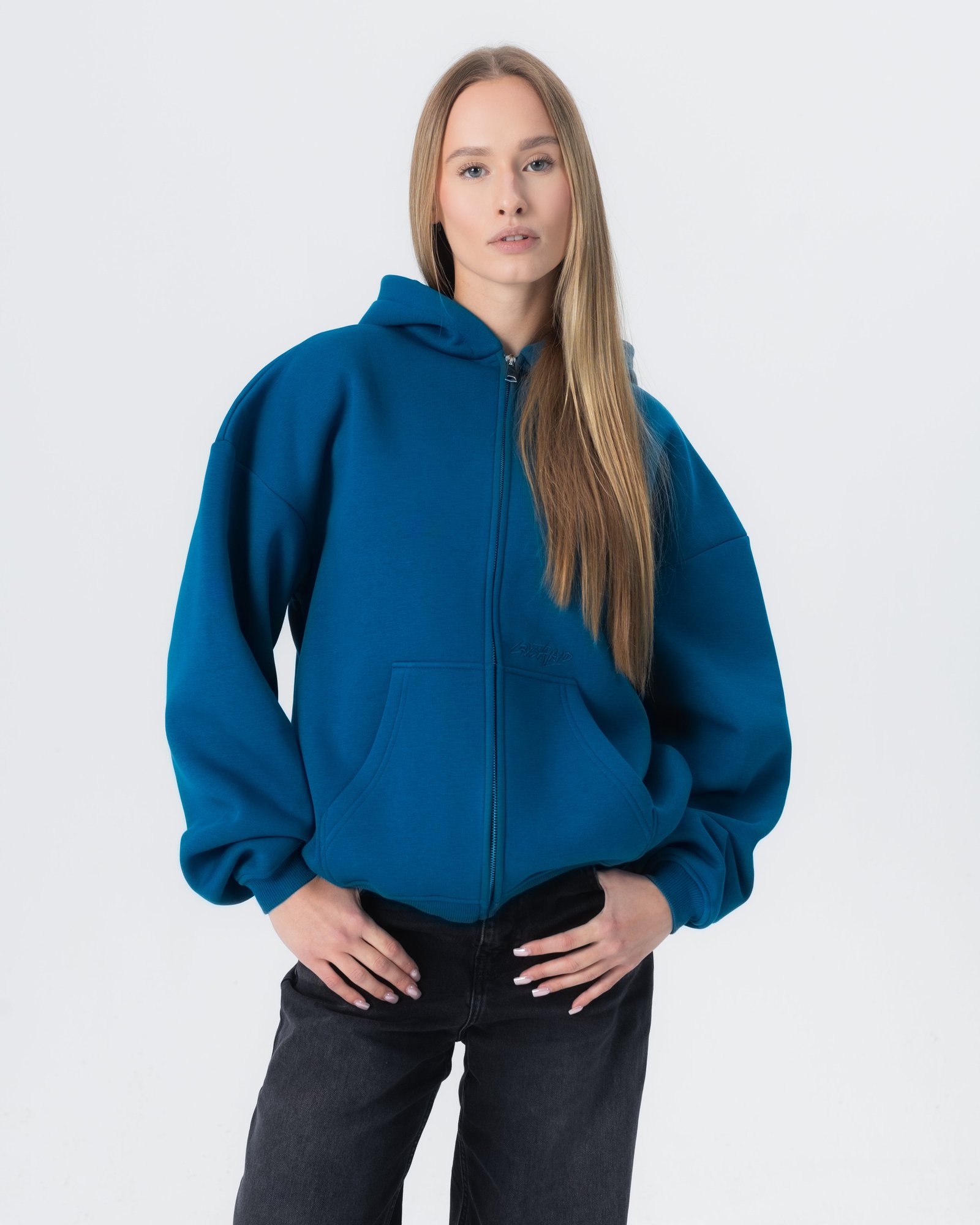Crystaland_export-044_a26b66b2-7c86-4baa-833c-88c0b5accfde CRYSTALAND ESSENTIAL PETROL ZIP HOODIE - obrazek 1