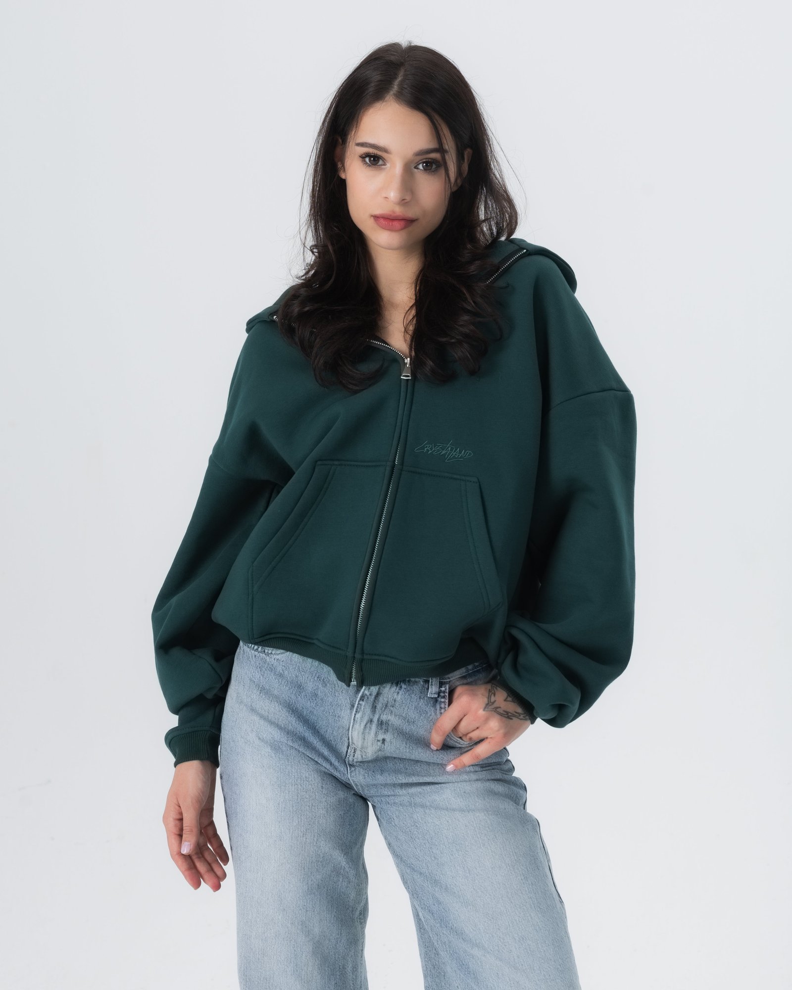 Crystaland_export-134_6dd55bbf-e655-422a-833d-5cae71f5acc4 CRYSTALAND ESSENTIAL FOREST GREEN ZIP HOODIE - obrazek 1