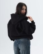 CRYSTALAND ESSENTIAL BLACK ZIP HOODIE - obrazek 3